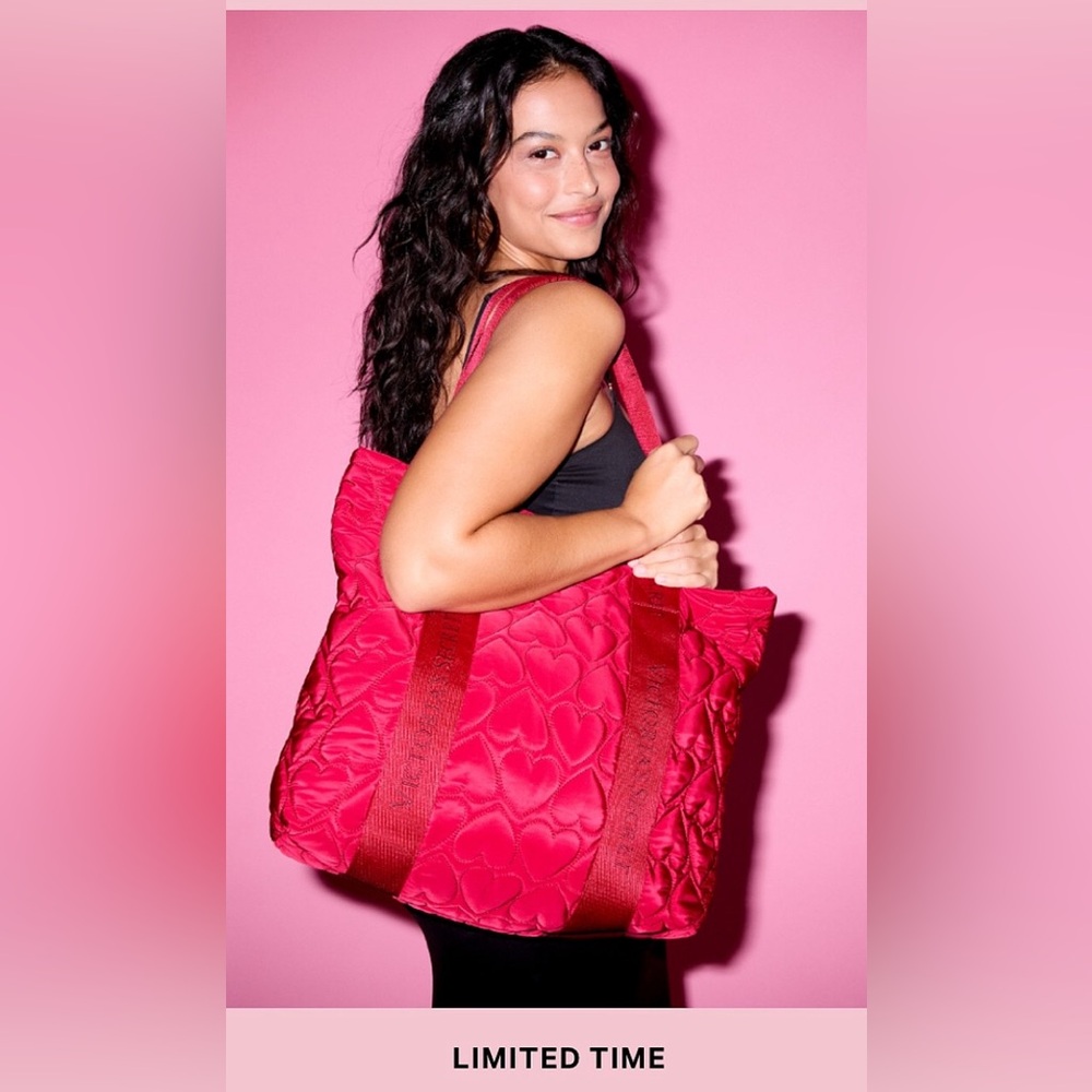 VS❣️Hearts Quilted Puffer Large Tote
Price FIRM NWT Valentine’s Day 2025❣️